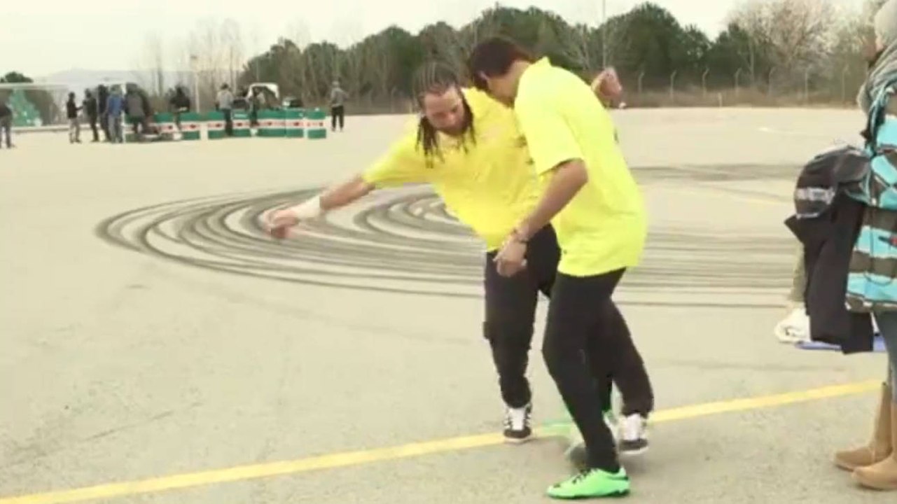 Neymar se prend un petit pont par le champion du monde de football freestyle