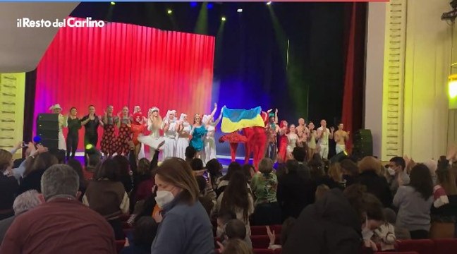 Bologna, il teatro Duse illuminato con i colori dell'Ucraina