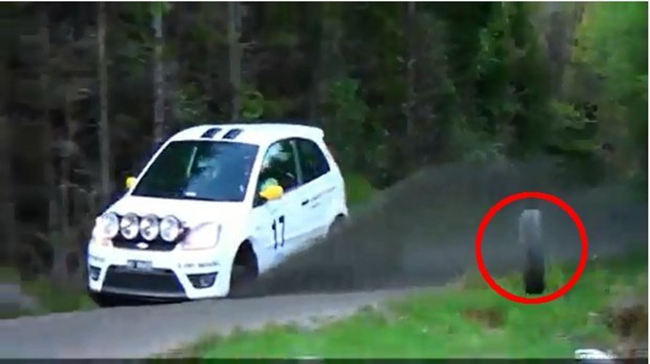 La roue d'une voiture de rallye se détache en pleine course et percute un cameraman