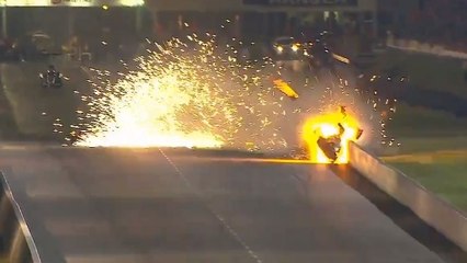 L'incroyable crash d'un dragster qui prend feu au départ d'une course