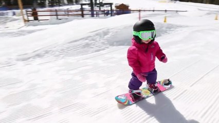 A seulement 17 mois, ce bébé est déjà une star du snowboard