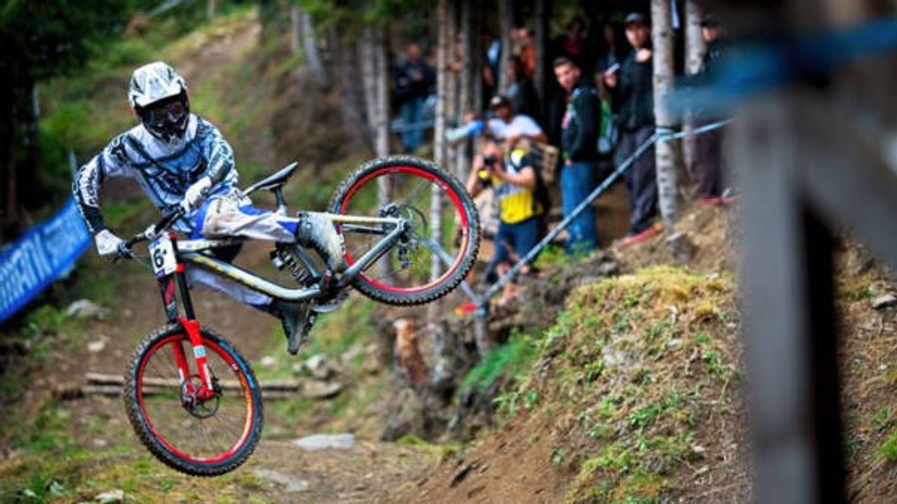 VTT : Des commentateurs s'enflamment sur l'incroyable descente de Danny Hart