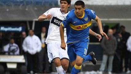 Juan Roman Riquelme inscrit un but magnifique sur une grosse frappe de 30 mètres à la dernière minute