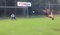 L'incroyable pénalty-salto d'un footballeur amateur
