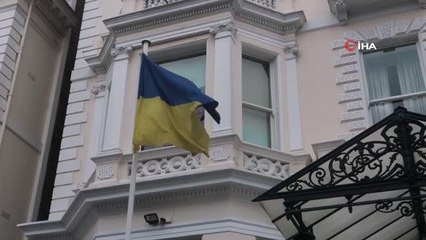 Londra'da Ukrayna Büyükelçiliği önüne savaşta hayatını kaybedenler için çiçek bırakıldı