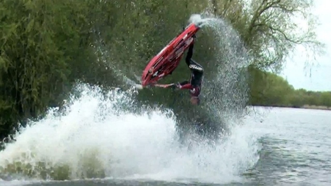 Jet ski : Ant Burgess enchaîne 14 backflips à la suite