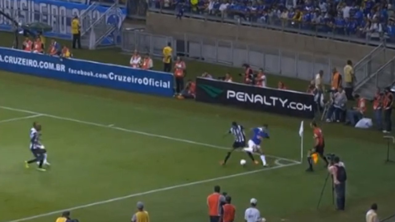 Marcos Ceara invente un nouveau dribble hallucinant avec Cruzeiro