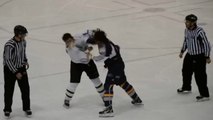 Une bagarre entre deux hockeyeurs finit d'une manière extraordinaire et inattendue