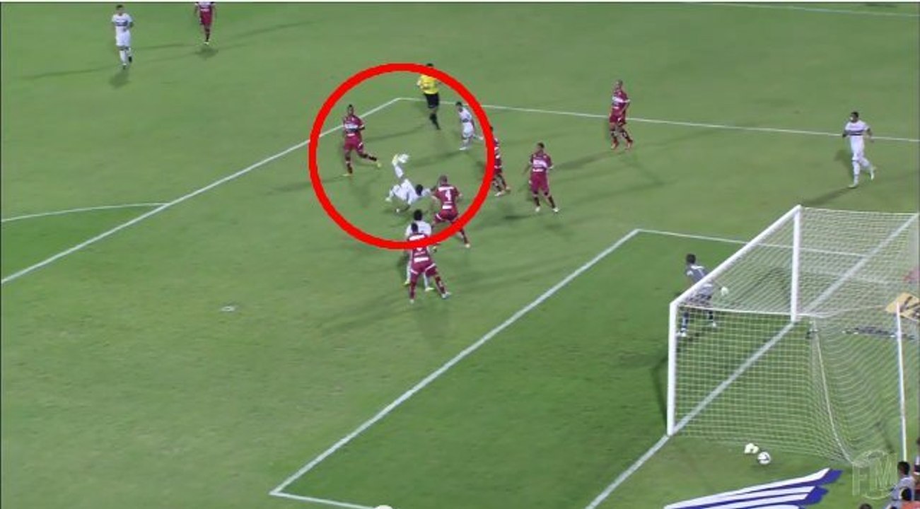 Le but magnifique d'Ademilson sur un retourné acrobatique avec São Paulo en Coupe du Brésil