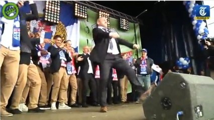 La danse hilarante de l'entraîneur du PEC Zwolle pour fêter la victoire de son équipe en Coupe des Pays-Bas