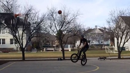 Il marque un panier de basket ... en BMX!