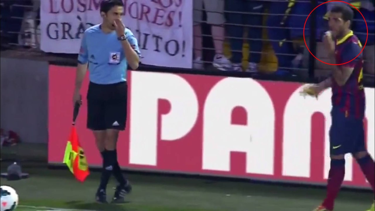 Racisme : Daniel Alves mange une banane lancée en plein match