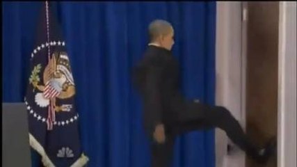 Découvrez Obama qui enfonce une porte après un discours
