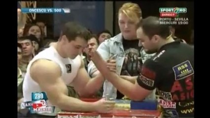 Un champion de bodybuilding Vs un pro du bras de fer : Qui va gagner ?