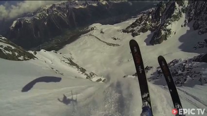 Un skieur en parapente déclenche une avalanche