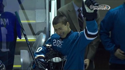 Un fan de hockey sur glace atteint d'une maladie cardiaque joue avec son équipe favorite