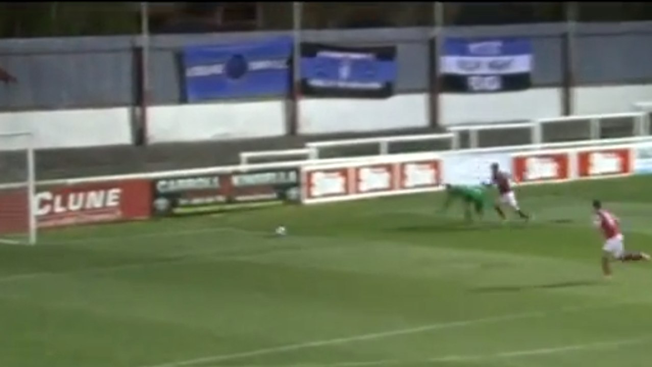 L'énorme boulette du gardien Craig Sexton qui offre un but à ses adversaires