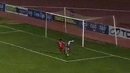 La boulette incroyable d'un gardien qui veut dribbler un attaquant en Bolivie