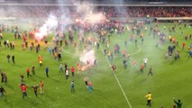 Des centaines de supporters lensois envahissent le terrain du Stade Bollaert