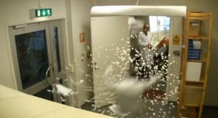 Découvrez un homme se faire souffler par un canon à air artisanal en vidéo