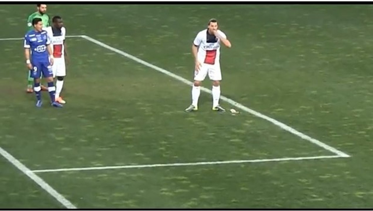 PSG : Zlatan Ibrahimovic mange des cacahuètes lancées en plein match contre Bastia