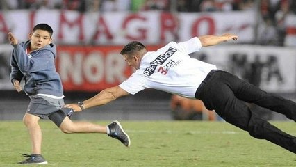 Un enfant envahit le terrain et échappe à la sécurité avec des feintes de corps à la Lionel Messi