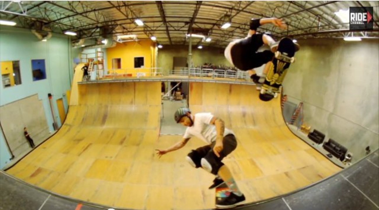 Tony Hawk et les meilleurs skateurs du monde réalisent des tricks incroyables en parfaite synchronisation