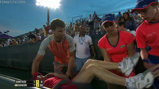 Grigor Dimitrov vient en aide à une ramasseuse de balle qui fait un malaise