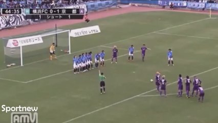 Le coup franc de l'année au Japon après une combinaison incroyable