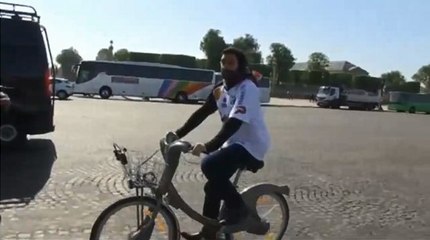 Cyril Hanouna fait le tour de la place de la Concorde en vélo pour fêter la victoire de Guingamp en Coupe de France