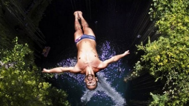 Le plongeon extrême d'Orlando Duque au coeur de l'Amazonie