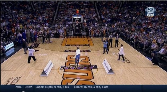 Un spectateur marque un panier du milieu de terrain et remporte le gros lot à la mi-temps d'un match de NBA