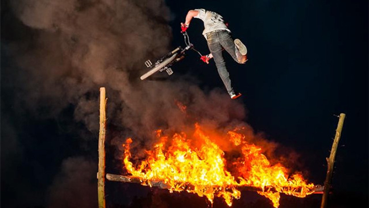 BMX : Dan Miler joue avec le feu en sautant au dessus des flammes