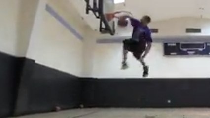 Basket : Le dunk 360 entre les jambes de Chris Staples complètement fou