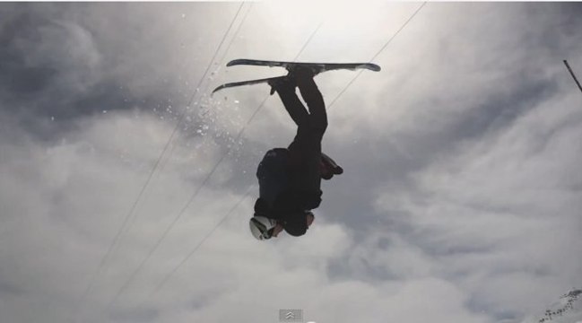 Andy Pelton réalise un backflip à 2 en ski avec Rob Fail sur son dos