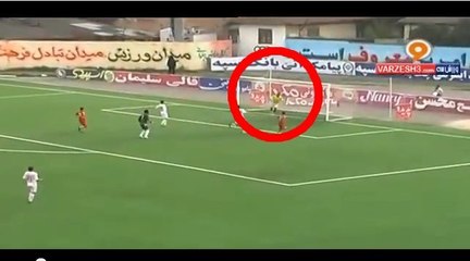 Un remplaçant rentre sur le terrain pour arrêter le ballon sur sa ligne et empêcher l'adversaire de marquer un but en Iran