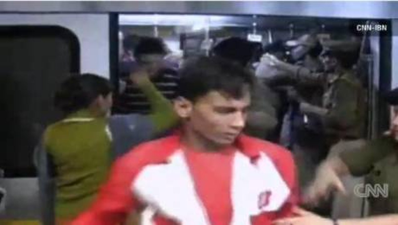 Découvrez des hommes battus dans un train par des femmes en vidéo