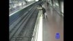 Découvrez un policier sauver in extremis un homme tombé sur les rails du métro