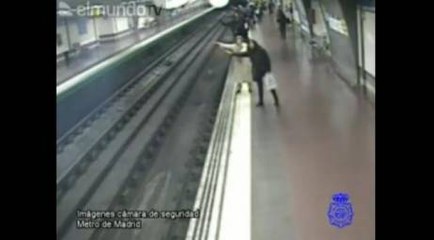 Découvrez un policier sauver in extremis un homme tombé sur les rails du métro