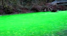 Une rivière devient fluo au Canada en vidéo