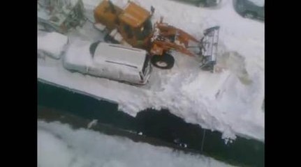 Découvrez chasse-neige détruire une voiture en stationnement