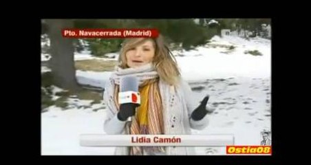 Une journaliste fait de la luge avec un micro... accroché à la caméra