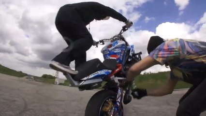 Découvrez comment ouvrir une bouteille de bière... avec une moto !