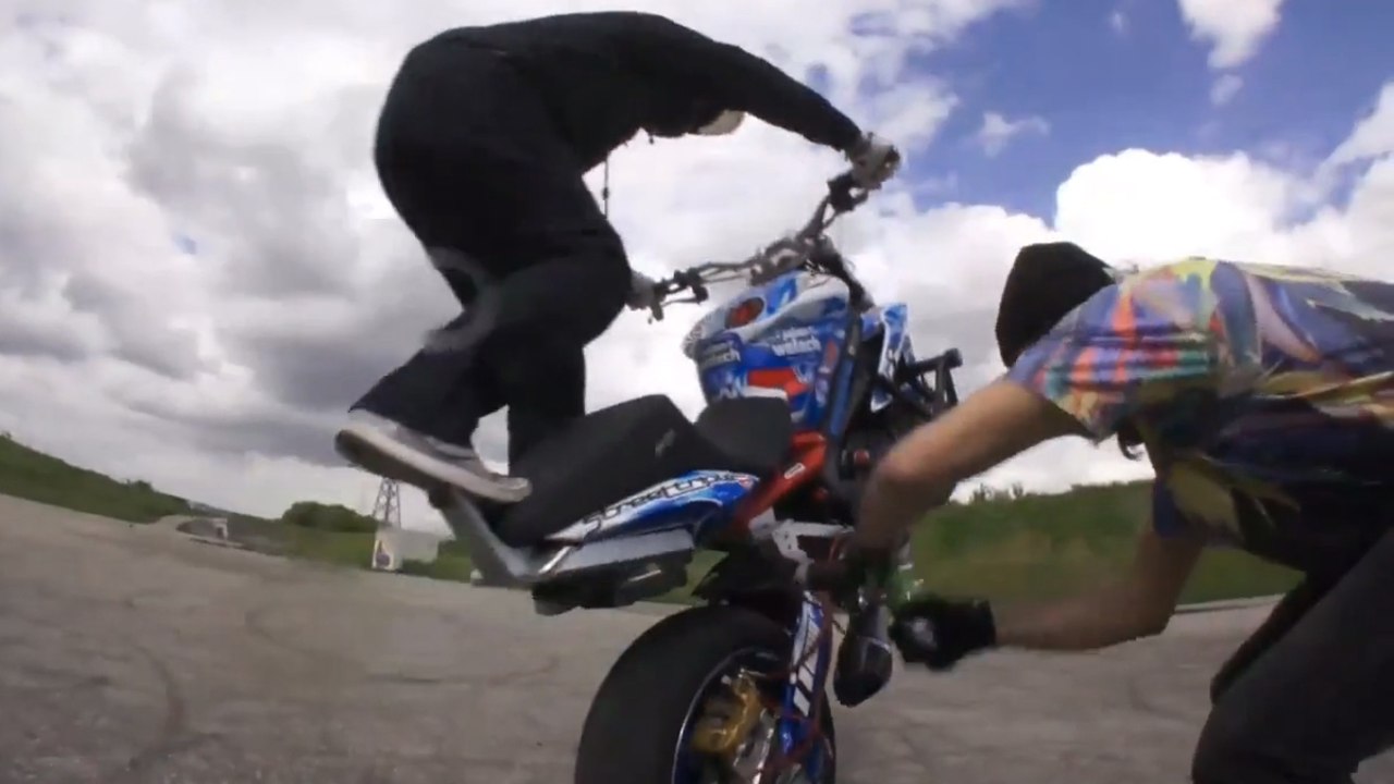 Découvrez comment ouvrir une bouteille de bière... avec une moto !