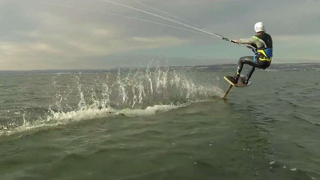 Découvrez le kitefoil, un nouveau sport de glisse complètement insolite