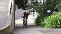Un cycliste monte une pente raide de 38 % à vélo !