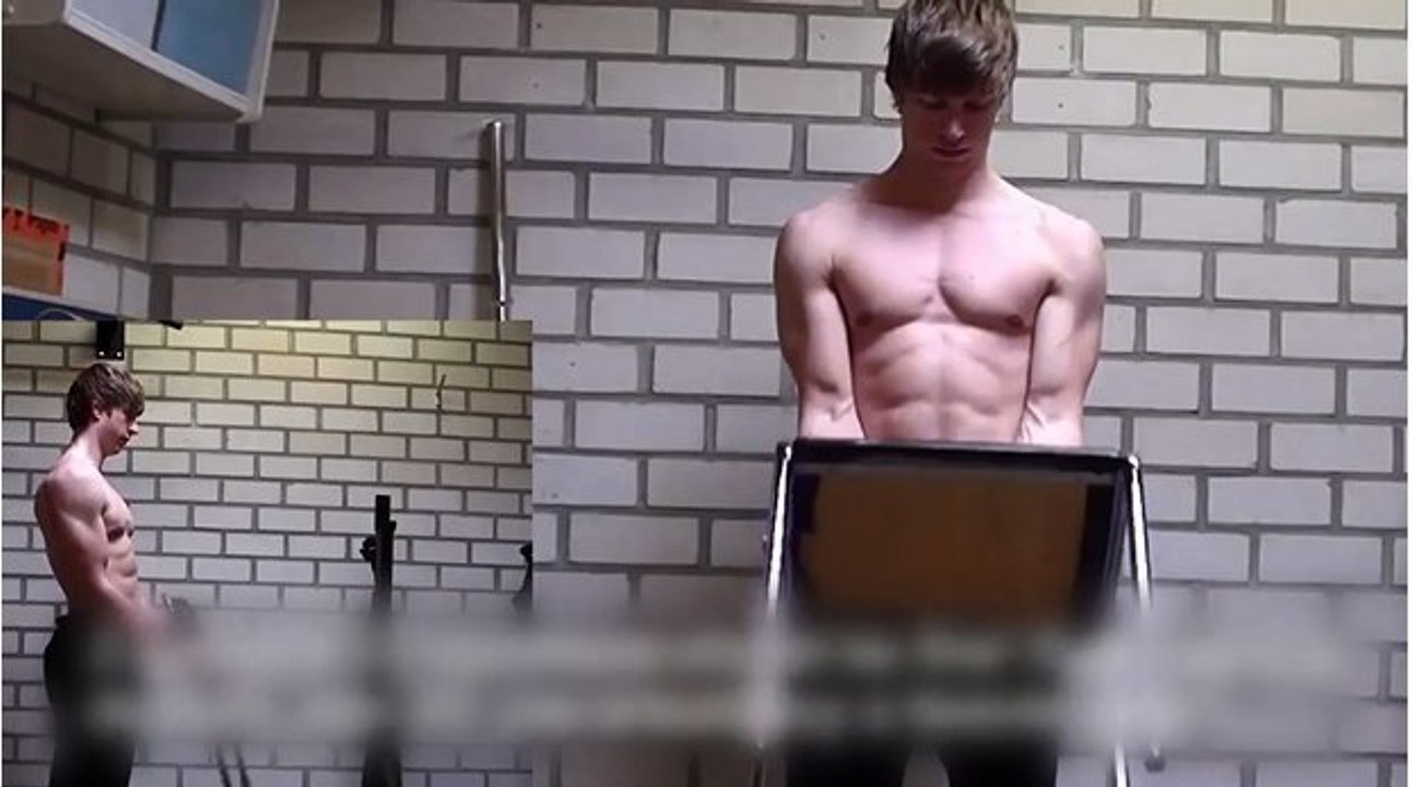 Un programme d'entraînement pour se muscler avec une chaise et une serviette