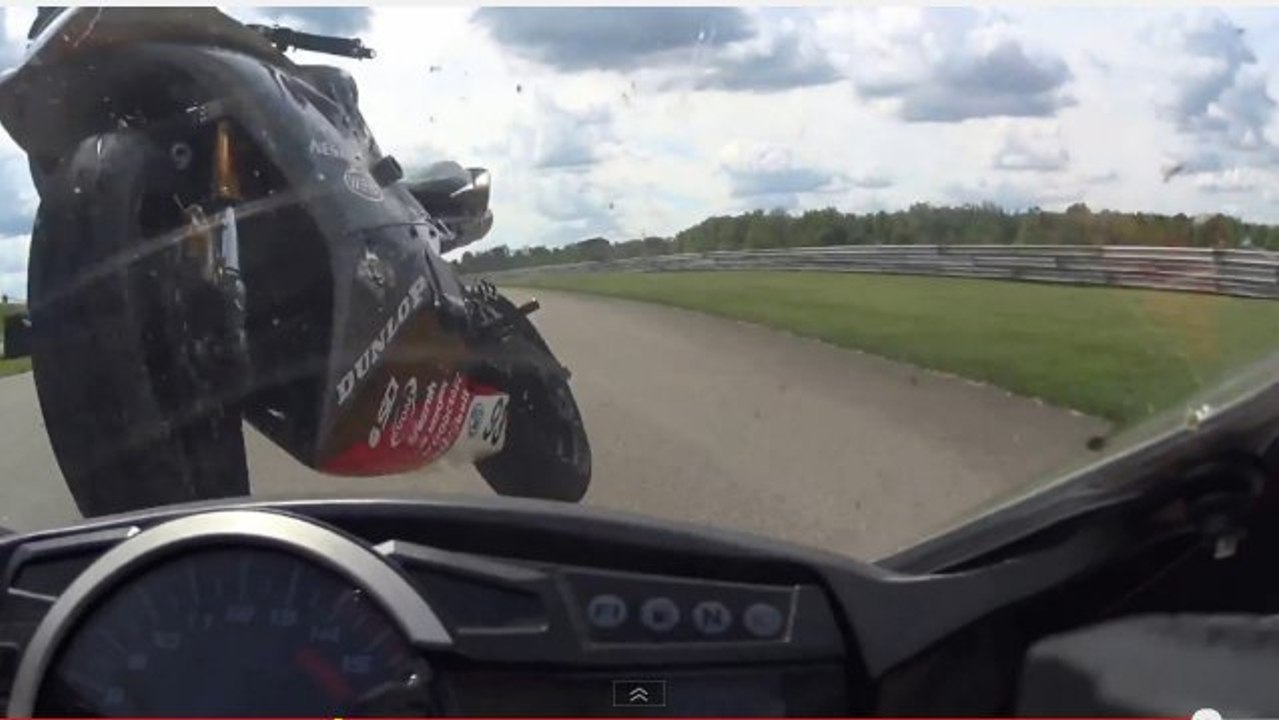 Moto : Un double crash impressionnant filmé en caméra embarquée