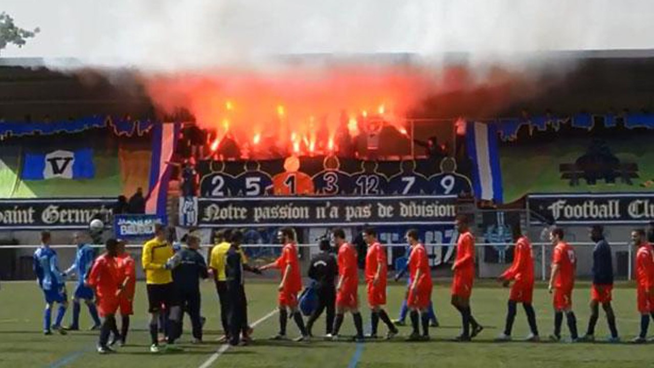 Les anciens supporters ultras du PSG enflamment le stade d'un club amateur