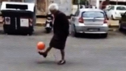 Découvrez la Nonnina, une grand-mère italienne qui jongle dans les rues de Rome